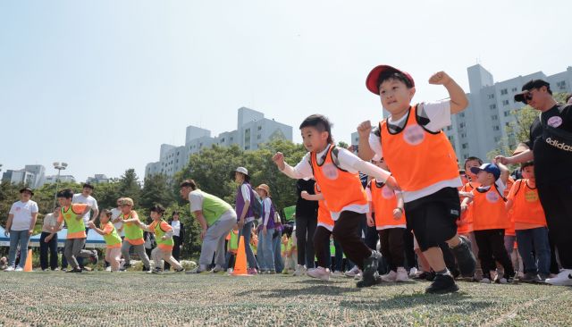 지난 2일 서울 양천구 양천근린공원에서 열린 신정공동체 '한마음 가족 운동회'에 참가한 어린이들이 힘차게 달리고 있다. 연합뉴스 