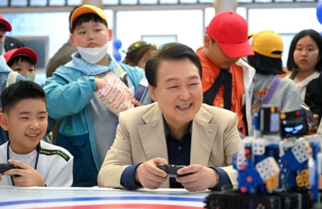 尹<b>대통령</b> “<b>어린이</b> 만나는 일 항상 설레”…청와대로 360명 초청