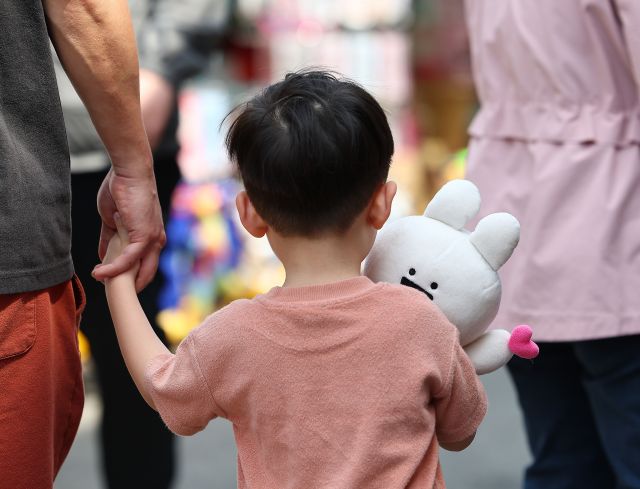 가정의 달을 맞은 1일 서울 종로구 창신동 문구·완구 거리에서 한 어린이가 인형을 안은 채 걸어가고 있다. 연합뉴스