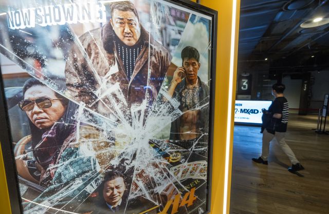 5일 오전 서울 시내의 한 영화관에 걸린 범죄도시4 포스터 앞으로 관람객이 지나고 있다. 연합뉴스