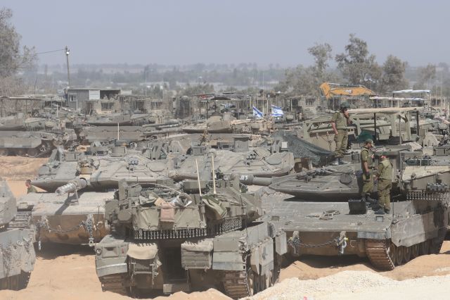 이스라엘군 전차들이 5일(현지시간) 가자지구 접경 주변에 집결하고 있다. EPA연합뉴스