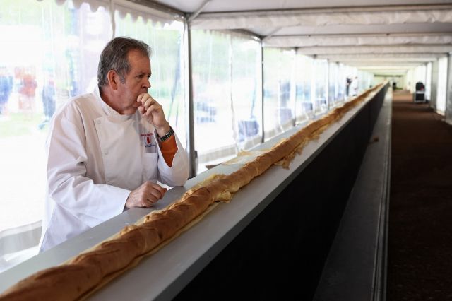 한 제빵사가 5일(현지시간) 프랑스 쉬렌에서 만든 세계 최장 바게트 옆에 서 있다. 로이터연합뉴스