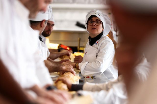 프랑스 제빵사들이 5일(현지시간) 프랑스 쉬렌에서 세계 최장 바게트를 오븐에서 꺼내고 있다. 로이터연합뉴스