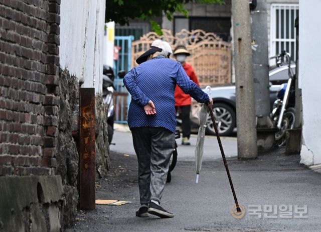 용산구 후암동에서 한 노인이 지팡이를 짚고 걷고 있다.