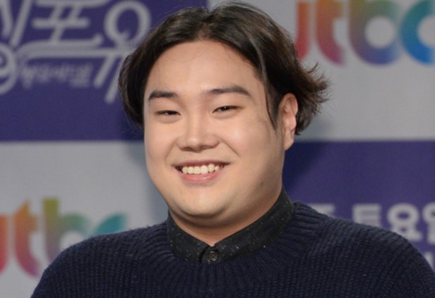 작곡가 유재환이 2016년 JTBC 예능 '싱포유' 제작발표회에 참석해 포토타임을 갖고 있다. 뉴시스 