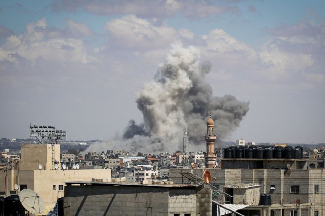 6일(현지시간) 가자지구 남부 라파 지역에 폭발이 발생한 후 연기가 치솟고 있다. AFP연합뉴스