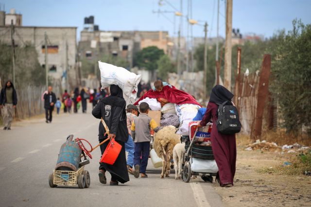 6일(현지시간) 가자지구 남부 라파에서 팔레스타인인들이 이스라엘의 대피령에 따라 이동하고 있다. AFP연합뉴스