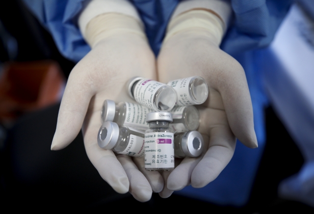 의료진이 아스트라제네카 백신 빈병을 정리하는 모습. 뉴시스 