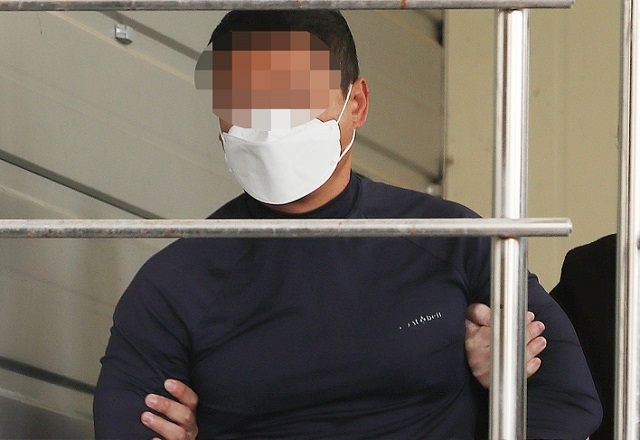 9일 오후 부산 연제경찰서에서 이날 오전 부산법조타운 인근에서 유튜버를 살해한 혐의를 받는 용의자 A씨가 압송되고 있다. 연합뉴스