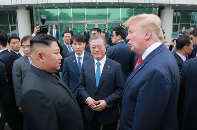 2019년 7월 1일 판문점 남측지역에서 만난 도널드 트럼프 당시 미국 대통령과 김정은 북한 국무위원장, 문재인 전 대통령. 노동신문, 뉴시스