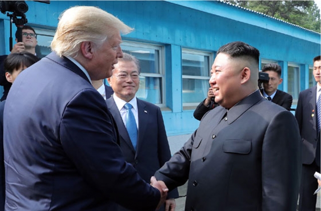 2019년 7월 1일 판문점 남측지역에서 만난 도널드 트럼프 당시 미국 대통령과 김정은 북한 국무위원장, 문재인 전 대통령. 노동신문, 뉴시스