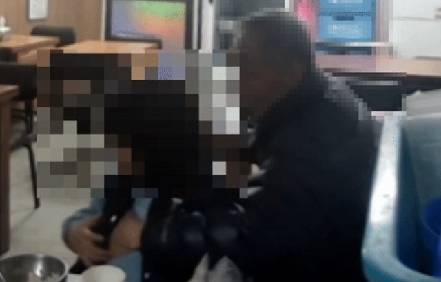 충남 천안의 한 음식점에서 음식점 업주의 미성년 딸을 추행하는 80대 노인. 아이가 노인의 손을 치우려 하고 있다. 온라인 커뮤니티 ‘보배드림’ 캡처