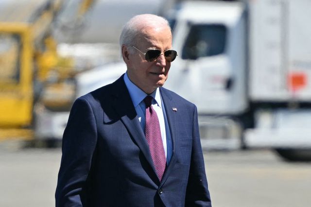 조 바이든 미국 대통령이 11일(현지시간) 미국 워싱턴주 시택의 시애틀터코마국제공항에서 에어포스원에 탑승하고 있다. AFP연합뉴스