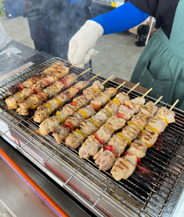제94회 춘향전에서 판매되고 있는 음식들. 온라인 커뮤니티 캡처