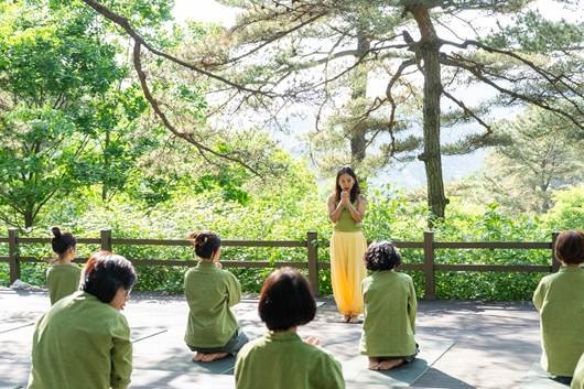 <b>이효리</b>가 요가 강사로…창사 40주년 풀무원, 글로벌 식품기업 도약