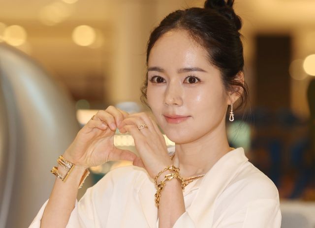“한가인 대신 <b>조수빈</b>” KBS ‘역사저널 그날’ MC 기용 갈등