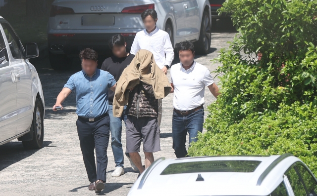 태국 파타야에서 한국인을 살해한 혐의를 받은 B씨가 2차 조사를 위해 13일 오후 경남 창원시 성산구 경남경찰청 형사기동대로 이동하고 있다. 연합뉴스