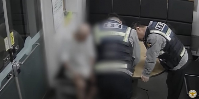 인천 강화경찰서 심도지구대 소속 경찰관들이 지구대에서 70대 치매 노인의 인적 사항을 확인하고 있다. 경찰청 유튜브 캡처 