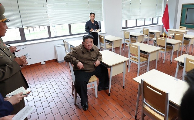 새 <b>중앙간부학교</b> 간 北<b>김정은</b>…“만점짜리” 흡족 [포착]