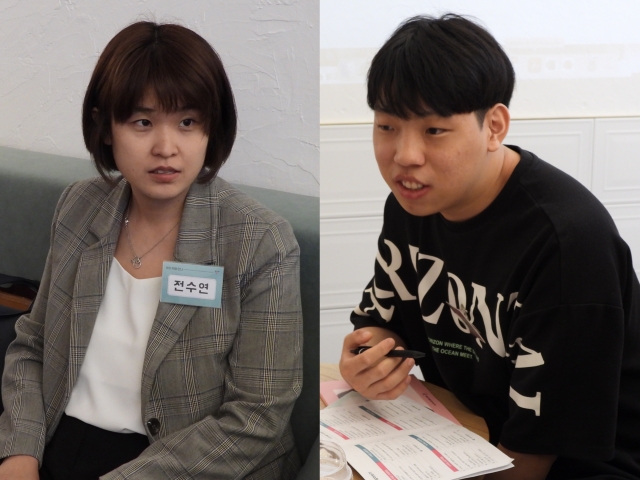 적극적으로 대화를 시도하는 이재훈(24)씨와 이야기를 듣는 전수연(34)씨.