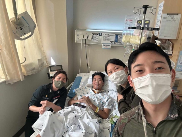 지난 15일 페이스북 커뮤니티 '육군훈련소 대신 전해드립니다'에 올라온 병상에서 회복 중인 최모 중사와 그의 가족, 동료들 사진. 육대전 캡처