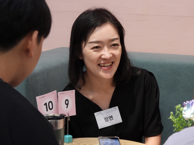 소소한소통 백정연 대표가 소개팅에 참여한 발달장애인들과 이야기를 나누고 있다.