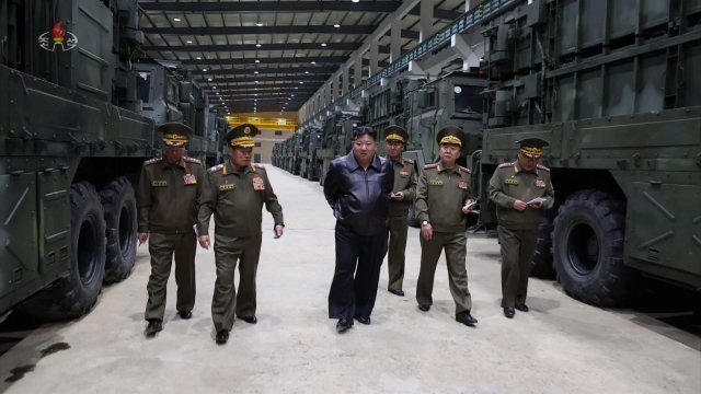 김정은 북한 국무위원장이 지난 14일 미사일 연합부대를 찾아 새로 배치할 전술미사일 무기체계를 점검했다. 조선중앙TV 캡처, 뉴시스