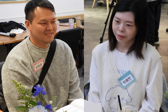 적극적으로 말을 거는 박예빈(24)씨와 이에 미소 짓는 김명준(29)씨.