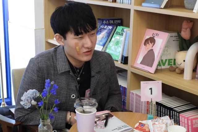 일대일 대화에 참여해 상대와 대화를 나누고 있는 조영민(24)씨.