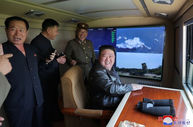 북한 조선중앙통신은 김정은 국무위원장이 참관한 가운데 새 자치유도항법체계를 도입한 전술 탄도미사일 시험사격을 지난 17일 진행했다고 18일 보도했다. 연합뉴스