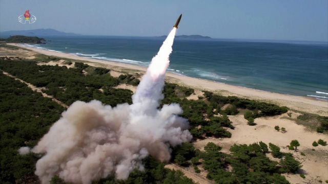 북한 미사일총국이 새 자치유도항법체계를 도입한 전술 탄도미사일 시험사격을 지난 17일 진행했다고 조선중앙TV가 18일 보도했다. 연합뉴스