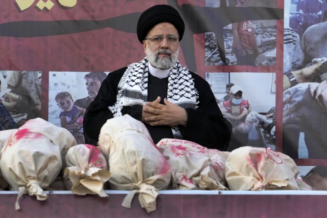 에브라힘 라이시 이란 대통령이 지난해 10월 18일(현지시간) 테헤란에서 열린 반(反)이스라엘 시위에 참석해 군중에 대한 존경을 표하며 양손을 가슴에 얹고 있다. AP연합뉴스