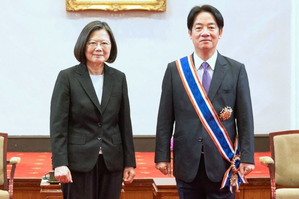 Taiwan's President Tsai Ing-wen presents a medal of honor to Lai Ching-te, the President-elect, on the 13th in Taipei, followed by a commemorative photo shoot. President-elect Lai will be inaugurated as the 16th President of Taiwan on the 20th. AFP News Korea