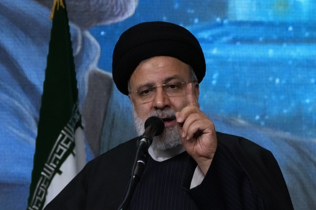 에브라힘 라이시 이란 대통령이 지난 1월 테헤란의 이맘 호메이니 그랜드 모스크에서 열린 이란 혁명수비대(IRGC) 가셈 솔레이마니 사령관 4주기 추모식에 참석해 연설하고 있다. AP뉴시스