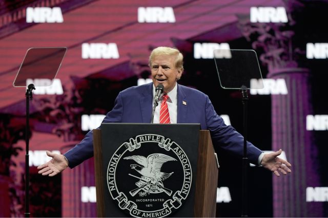도널드 트럼프 전 미국 대통령이 18일(현지시간) 미국 텍사스주에서 열린 전미총기협회(NRA) 연례 회의에서 연설하고 있다. 그는 이날 1시간 30분 정도 연설을 진행했다. AP연합뉴스