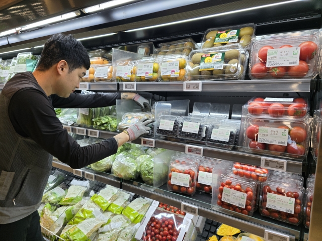20일 이마트 마포점에서 직원이 유기농 과일 상품을 진열하고 있다. 이마트 제공