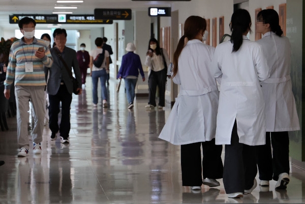 전공의 이탈 3개월째를 맞은 20일 서울의 한 대학병원에서 흰 가운을 입은 의료진이 이동하고 있다. 뉴시스