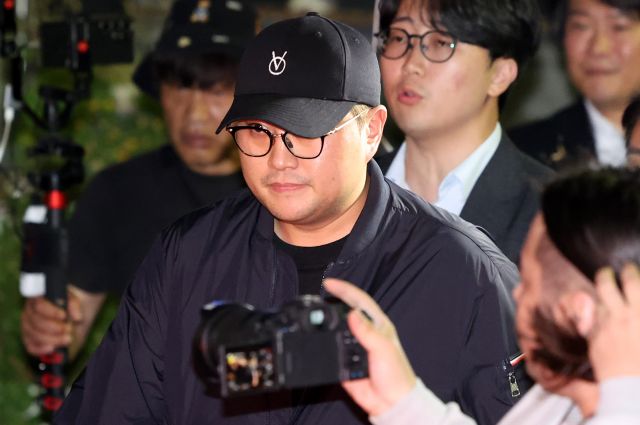 '음주 뺑소니' 혐의를 받는 트로트 가수 김호중이 21일 오후 서울 강남경찰서에서 조사를 마친 뒤 차량으로 이동하고 있다. 공동취재단