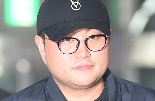 '음주 뺑소니' 혐의를 받는 트로트 가수 김호중이 지난 21일 오후 서울 강남경찰서에서 조사를 마친 뒤 귀가하고 있다. 공동취재