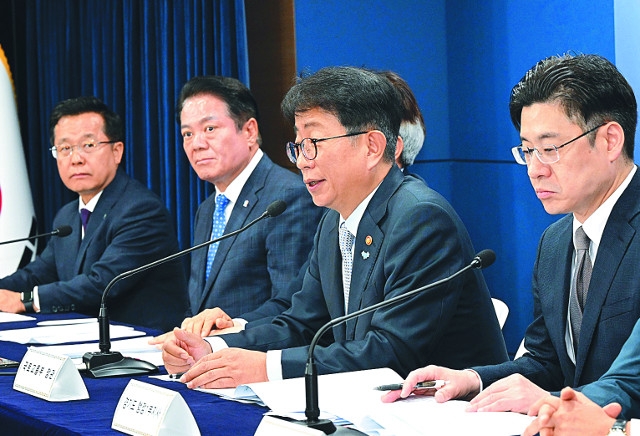 박상우(오른쪽 두 번째) 국토교통부 장관이 22일 정부서울청사에서 1기 신도시 재건축 선도지구 선정계획을 발표하고 있다. 권현구 기자