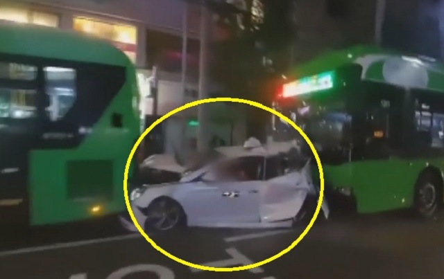 24일 밤 서울 금천구의 한 도로에서 발생한 택시, 버스 추돌사고. SBS 보도화면 캡처
