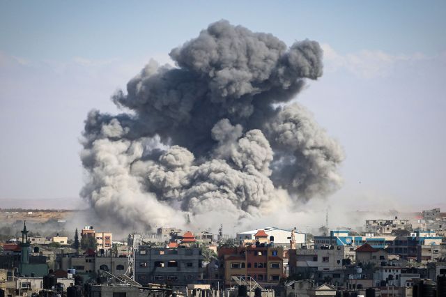지난 6일(현지시간) 가자지구 남부 라파에서 이스라엘군의 공습으로 검은 연기가 피어오르고 있다. AFP 연합뉴스