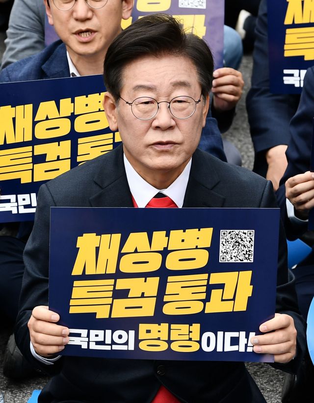 이재명 더불어민주당 대표가 25일 오후 서울역 앞에서 열린 야당·시민사회 공동 해병대원특검법 거부 규탄 및 통과 촉구 범국민대회에 참석해 구호를 외치고 있다. 이 대표는 이날 와이셔츠 위에 붉은색 티셔츠를 덧대 입고