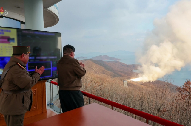 김정은 북한 국무위원장이 지난 3월 19일 서해위성발사장에서 신형 중장거리 극초음속 미사일용 다단계 고체연료엔진 지상 분출 시험을 지도하고 있다. 조선중앙TV 캡처, 뉴시스