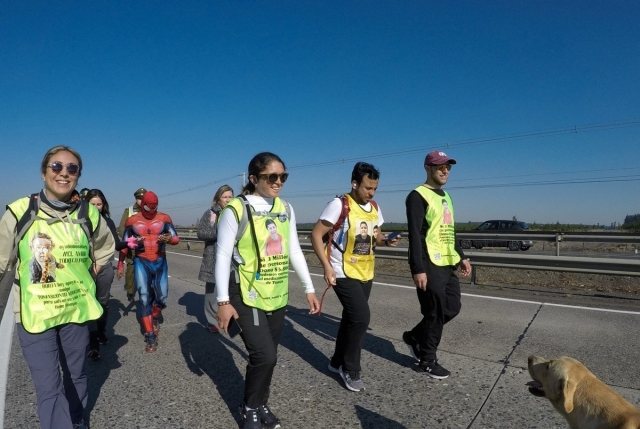 사람들과 함께 걷고 있는 카밀라 고메스(앞줄 왼쪽 두 번째). 로이터·연합뉴스