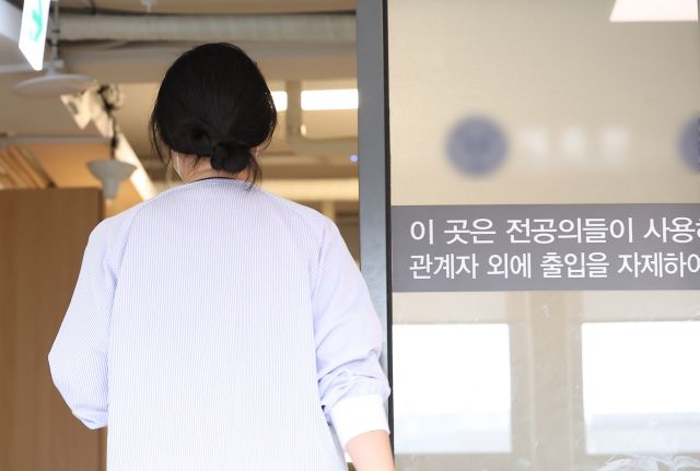 지난 24일 서울 한 대형병원 전공의 전용공간에 출입 자제를 알리는 안내문이 붙어 있다. 연합뉴스