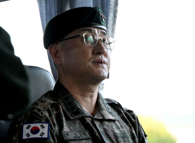 박안수 육군 참모총장이 28일 전남 나주시의 한 장례식장에 마련된 군기 훈련 중 사망 훈련병 빈소를 찾아 조문을 마친 뒤 생각에 잠겨 있다. 뉴시스