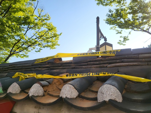 서울 종로구에 있는 보물 제142호 동관왕묘 담벼락이 훼손된 모습. 기와 3장은 부서지고, 다른 3장은 금이 갔다.