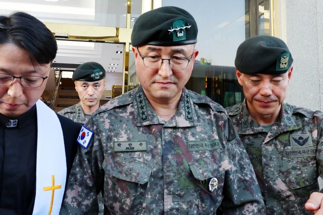 박안수 육군참모총장이 28일 오후 전남 나주시 한 장례식장에 마련된 '군기훈련 사망 훈련병'의 빈소를 조문한 뒤 이동하고 있다. 연합뉴스