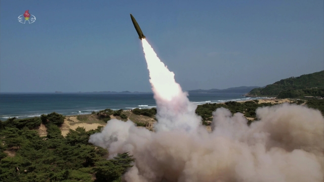 북한 전술탄도미사일 시험사격. 조선중앙TV 캡처, 뉴시스